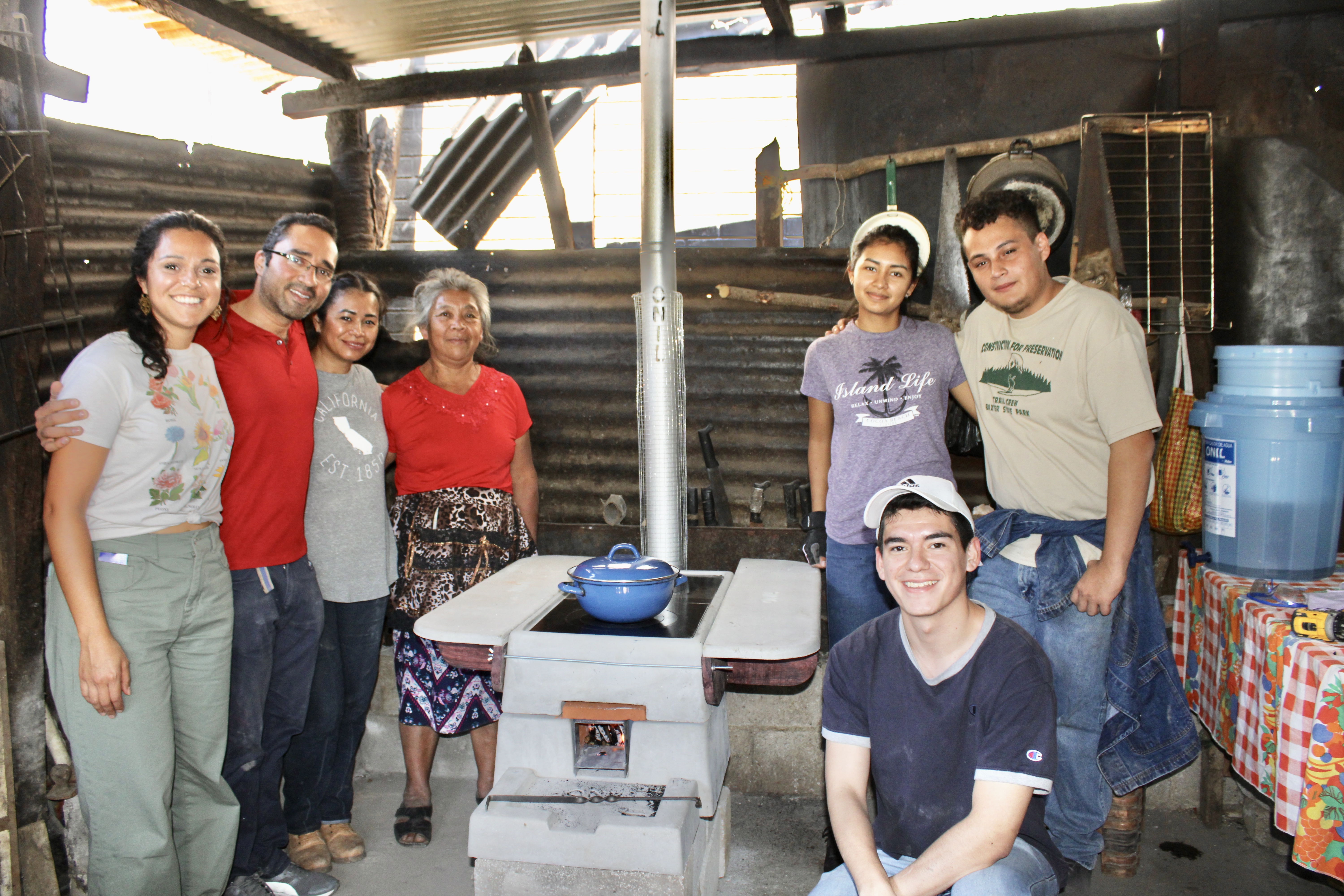 グアテマラのサンティアゴにて：ペイパル社員が、HELPS Internationalと共に、環境に優しい調理用コンロと水フィルターを設置するボランティア活動に参加